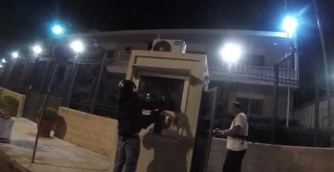 Παντελώς ανέτοιμη η Αστυνομία να αντιμετωπίσει τον Ρουβίκωνα – Σκοποί παίζουν παιχνίδια και κοιμούνται μέσα στο κουβούκλιο
